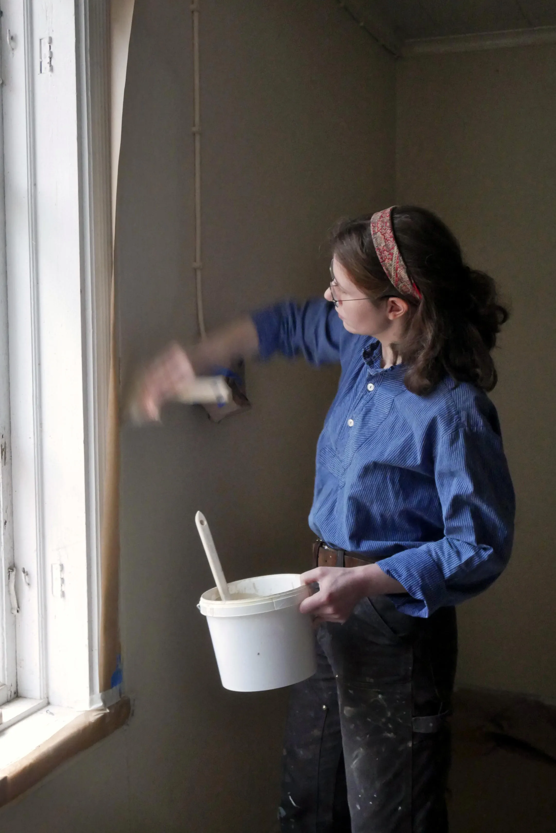 bild på Kajsa som målar äggoljetempera